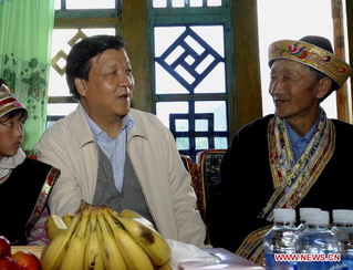 　刘云山在西藏林芝县鲁朗镇与平措一家亲切交谈