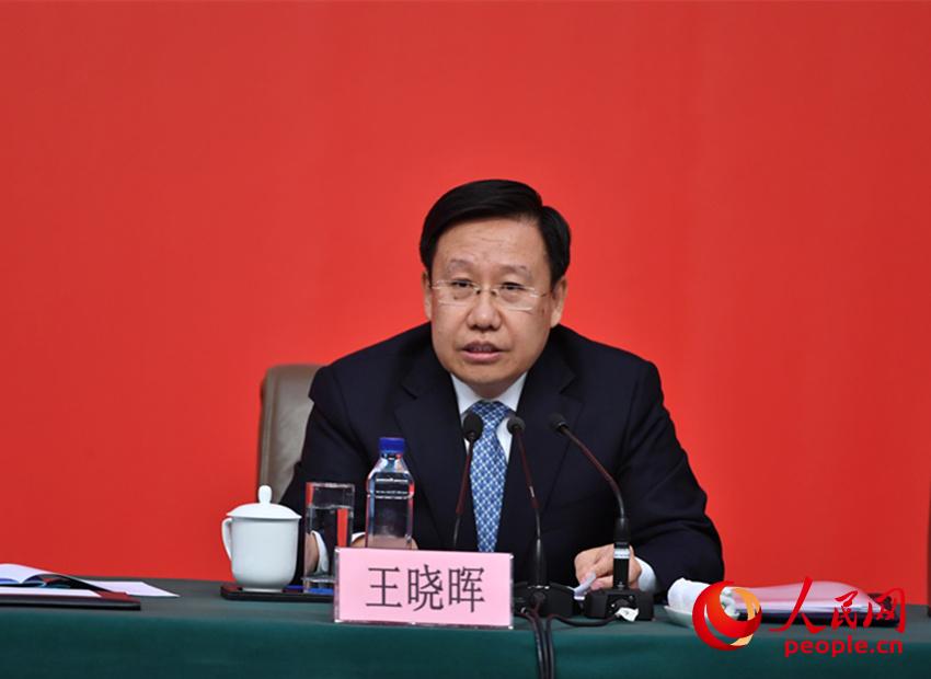 中央政策研究室常务副主任、中央宣传部副部长王晓晖介绍情况。（人民网记者 于凯摄）